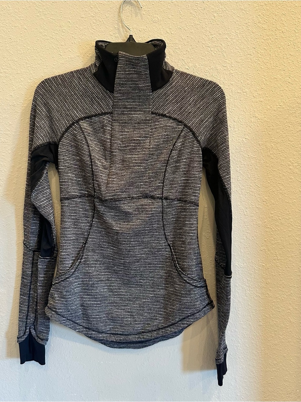 lululemon athletica Gray & Black Long-Sleeve Pullover | Size 4